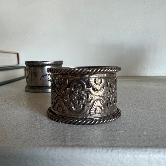 Set of 2 antique silver plated napkin rings engraved repousse - Picture 10 of 11